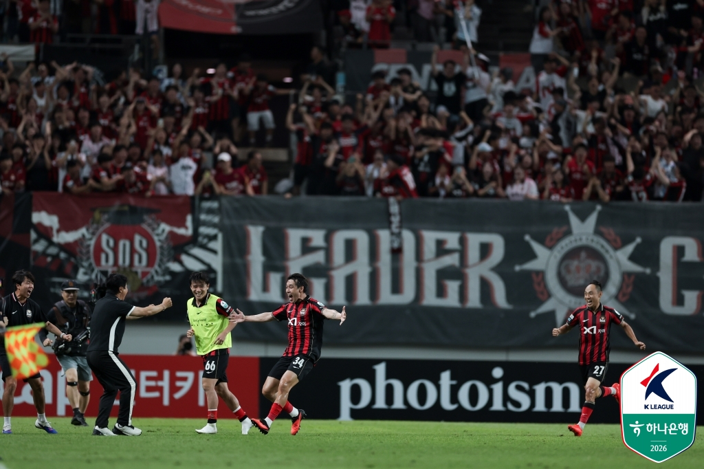 득점을 터트린 송민규(가운데)가 김기동 감독을 향해 달려가고 있다. /사진=한국프로축구연맹 제공