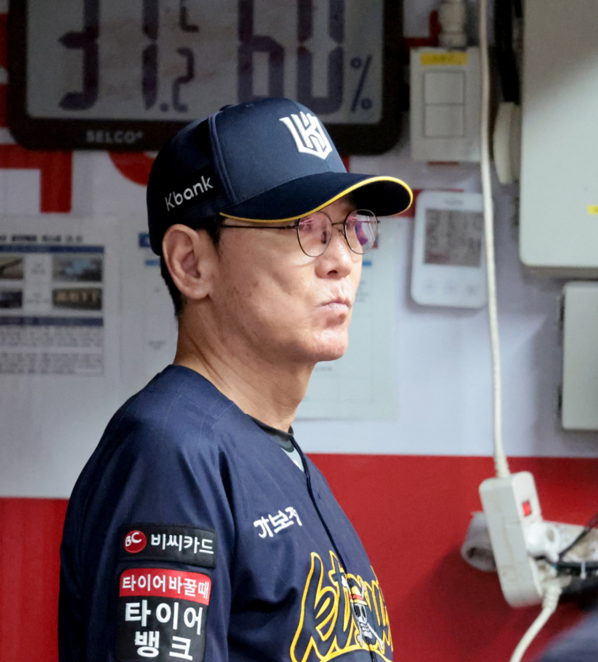 KT 5연승 이강철 감독이 지난 2일 수원KT위즈파크에서 열린 2026KBO리그 KT위즈와 한화이글스 경기에서 그라운드를 응시하고 있다. /사진=강영조 cameratalks@