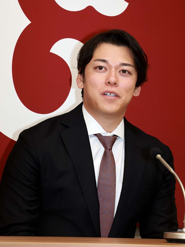 이번 시즌을 앞둔 지난 2025년 11월 다카나시 유헤이가 기자회견을 갖고 있는 모습. /사진=요미우리 자이언츠 공식 홈페이지