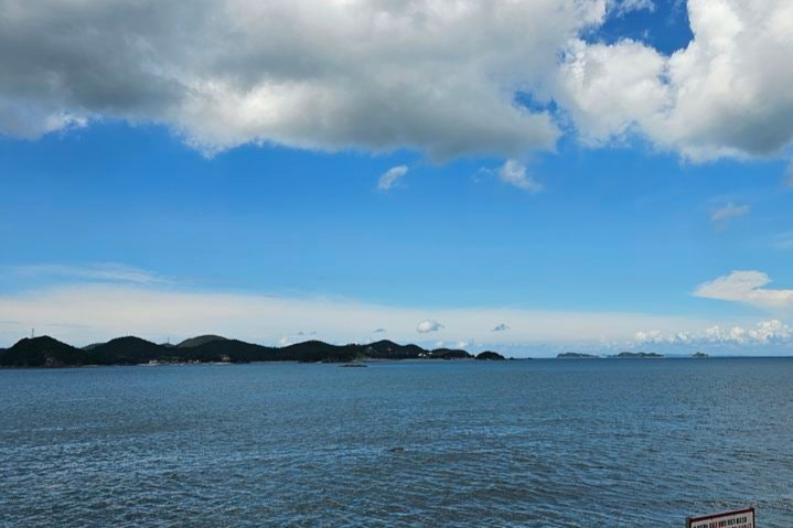 충남 당진 도비도항 인근에서 해루질을 하다 바다에 빠진 남녀 2명이 심정지 상태로 구조됐으나 끝내 숨졌다. 사진은 참고 이미지로 당진 도비도항에서 바라본 난지도. /사진=뉴시스