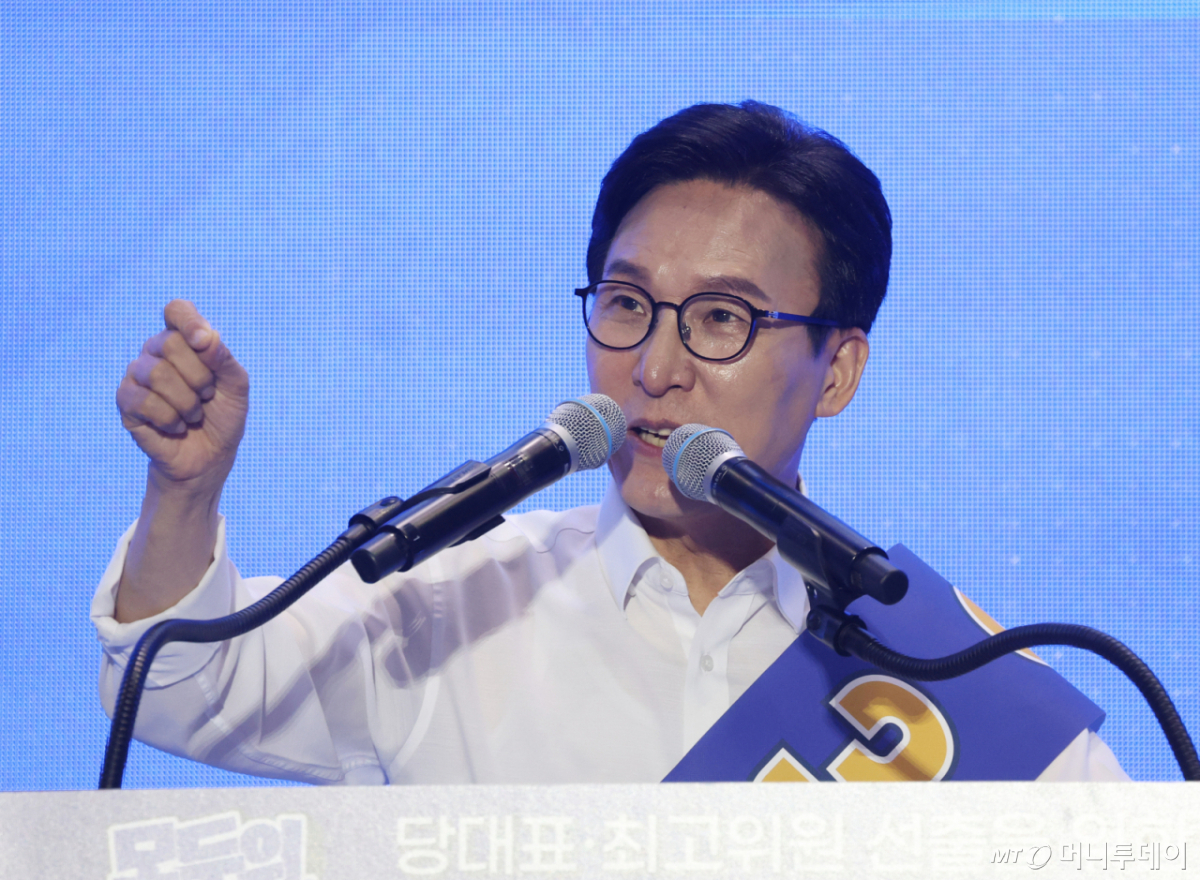 (수원=뉴스1) 김영운 기자 = 김민석 더불어민주당 당대표 후보가 16일 경기 수원시 장안구 수원종합운동장에서 열린 더불어민주당 당대표·최고위원 선출을 위한 경기 지역 순회경선 합동연설회에서 지지를 호소하고 있다. 2026.8.16/뉴스1  Copyright © 뉴스1. All rights reserved. 무단 전재 및 재배포,  AI학습 이용 금지. /사진=(수원=뉴스1) 김영운 기자