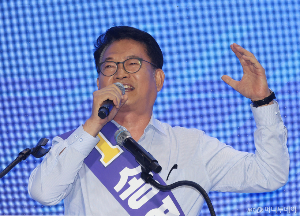 (수원=뉴스1) 김영운 기자 = 송영길 더불어민주당 당대표 후보가 16일 경기 수원시 장안구 수원종합운동장에서 열린 더불어민주당 당대표·최고위원 선출을 위한 경기 지역 순회경선 합동연설회에서 지지를 호소하고 있다. 2026.8.16/뉴스1  Copyright © 뉴스1. All rights reserved. 무단 전재 및 재배포,  AI학습 이용 금지. /사진=(수원=뉴스1) 김영운 기자