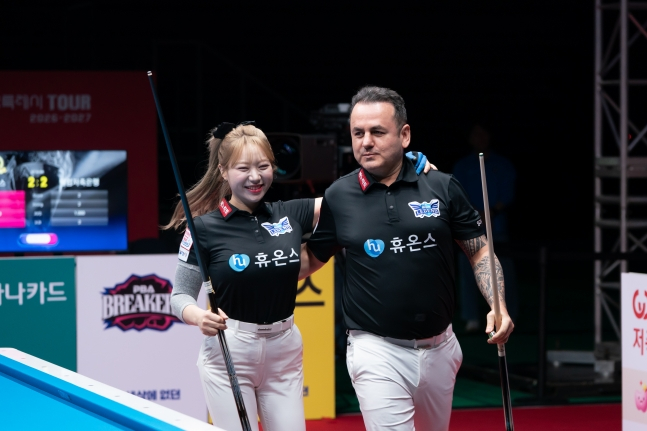 휴온스 김예은(왼쪽)과 모랄레스. /사진=PBA 투어 제공