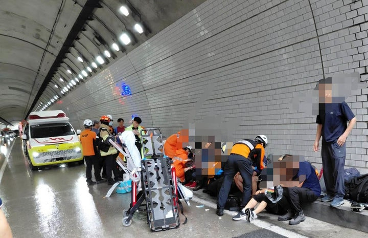 16일 오전 8시57분께 영월군 한반도면 쌍용리 느릅재터널을 지나 영월 방향으로 주행하던 관광버스가 옹벽을 받고 전도되자 긴급 출동한 구급대원들이 구조활동을 펼치고 있다. /사진=강원소방본부 제공