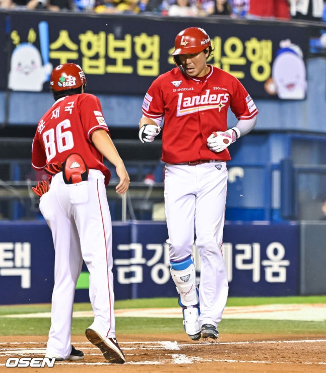 홈을 밟고 있는 한유섬.