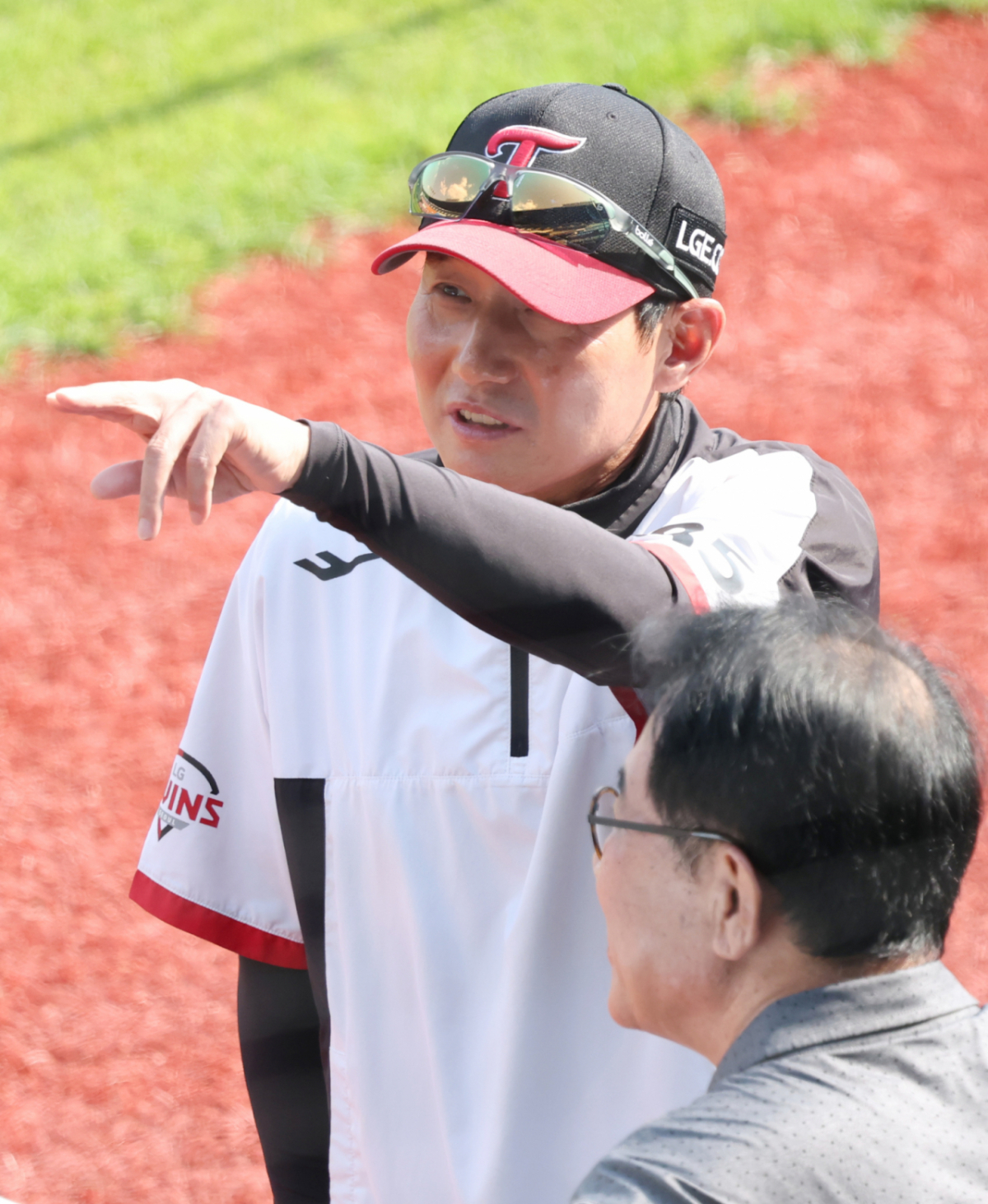 2026 신한 SOL KBO리그 LG 트윈스 대 삼성 라이온즈 경기가 14일 서울 잠실야구장에서 열렸다. LG 염경엽 감독이 김시진 전 삼성 감독과 대화를 나누고 있다. /사진=김진경 kim.jinkyung@