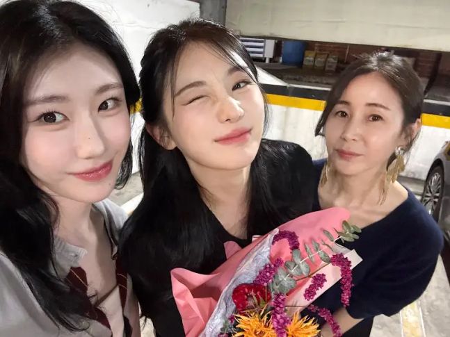 가수 이채연과 그룹 있지(ITZY) 채령의 어머니 최선영씨가 암 투병 사실을 직접 알렸다. /사진=이채연 유튜브 채널 '캐릭캐릭 채연이' 화면 갈무리.