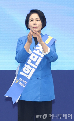 (익산=뉴스1) 유경석 기자 = 최민희 더불어민주당 최고위원 후보가 15일 전북 익산시 원광대학교 문화체육관에서 열린 민주당 당대표·최고위원 선출을 위한 전북 합동연설회에서 인사를 하고 있다. 2026.8.15/뉴스1 Copyright © 뉴스1. All rights reserved. 무단 전재 및 재배포, AI학습 이용 금지. /사진=(익산=뉴스1) 유경석 기자