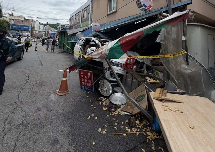 광주 동구 산수시장 내 한 음식점으로 70대 운전자가 몰던 승합차가 돌진해 운전자와 식당 손님 등 6명이 다쳤다./사진=전남광주소방본부 제공