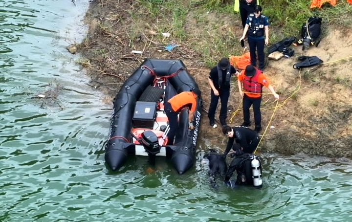 16일 오전 충북 보은군 회남면 대청호에서 소방·경찰 인력이 실종자 수색작업을 실시하는 모습./사진제공=보은소방서