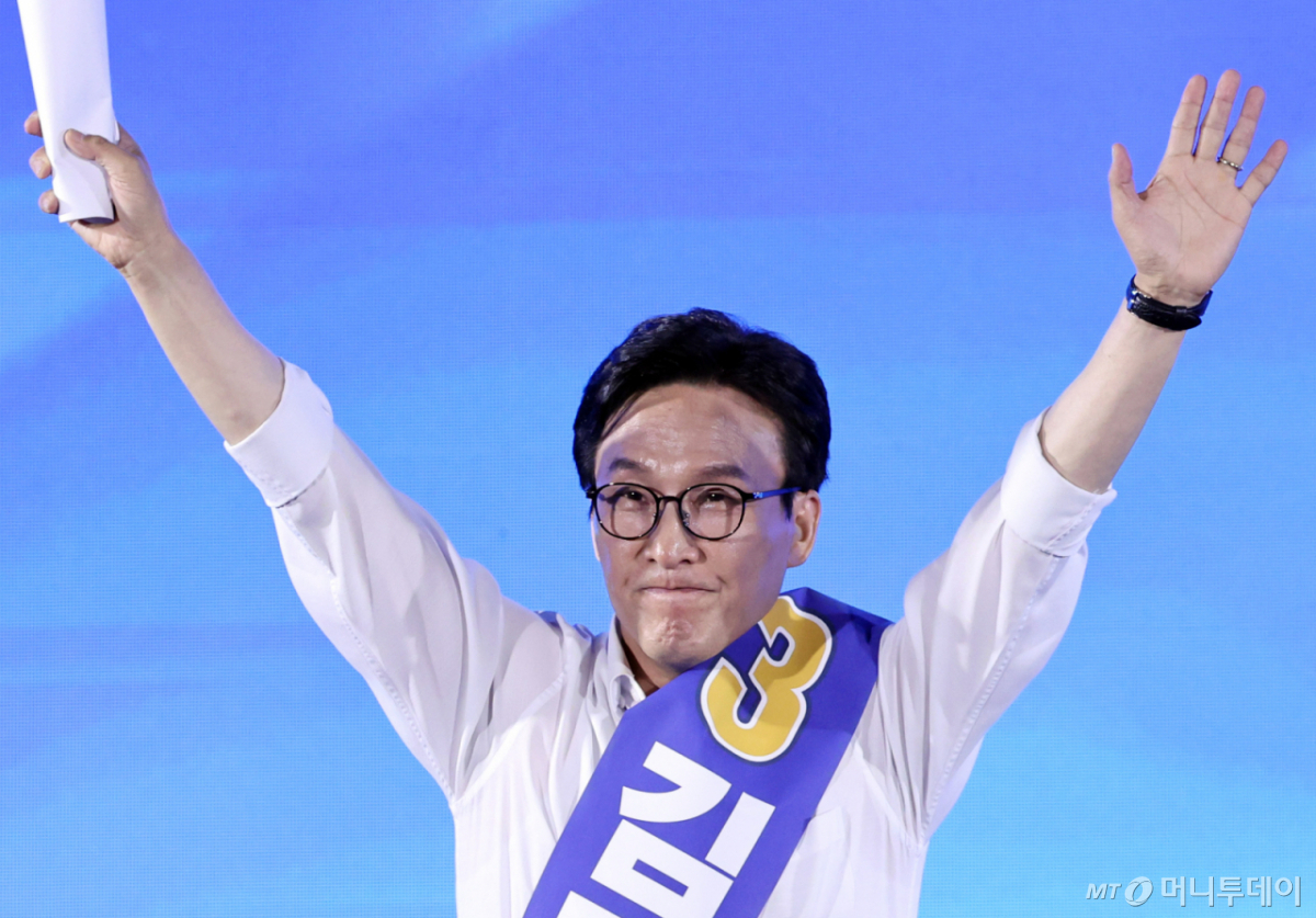 (고양=뉴스1) 신웅수 기자 = 김민석 더불어민주당 당대표 후보가 16일 경기 고양시 킨텍스에서 열린 더불어민주당 당대표·최고위원 선출을 위한 서울 지역 순회경선 합동연설회에서 당원들에게 인사하고 있다. 김 후보는 경기·서울 권리당원 투표에서 46.66%(14만8245표)를 얻어 승리했다. 2026.8.16/뉴스1 Copyright © 뉴스1. All rights reserved. 무단 전재 및 재배포, AI학습 이용 금지. /사진=(고양=뉴스1) 신웅수 기자