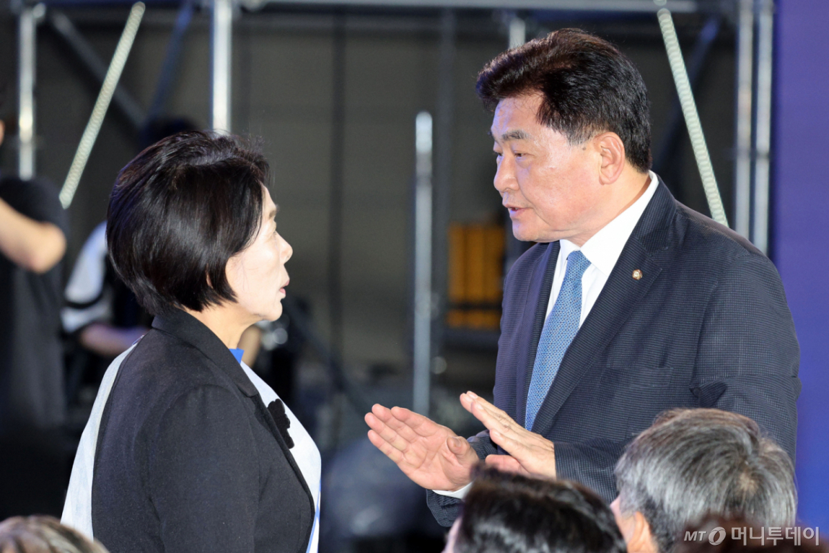 [고양=뉴시스] 고범준 기자 = 소병훈 더불어민주당 중앙당 선거관리위원장과 최민희 더불어민주당 최고위원 후보가 16일 경기 고양시 일산서구 킨텍스 제2전시장에서 열린 민주당 당대표·최고위원 후보자 서울 합동연설회에서 대화를 하고 있다. 2026.08.16. bjko@newsis.com /사진=고범준