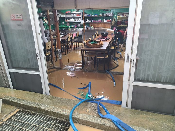 전남 곳곳에 시간당 60㎜가 넘는 폭우가 쏟아지면서 주택과 도로가 침수되는 등 140건이 넘는 피해 신고가 접수됐다. 16일 오전 전남광주 해남군 황산면의 한 가게에 침수 피해가 나 소방당국이 배수 작업을 하고 있다./사진=뉴시스(전남광주소방본부 제공)