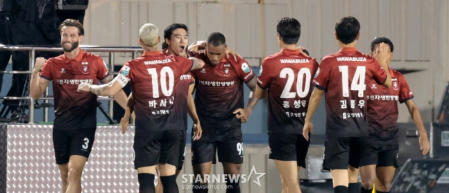 선제골 주인공 성예건이 16일 부천종합운동장에서 열리는 하나은행 K리그 2026 부천FC1995와 전북현대 경기 전반 동료들과 자축하고 있다. /사진=강영조 선임 기자.