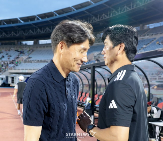 전북현대 정정용 감독이 16일 부천종합운동장에서 열리는 하나은행 K리그 2026 부천FC1995와 전북현대 경기에서 이영민 감독과 인사를 나누고 있다. /사진=강영조 선임 기자.