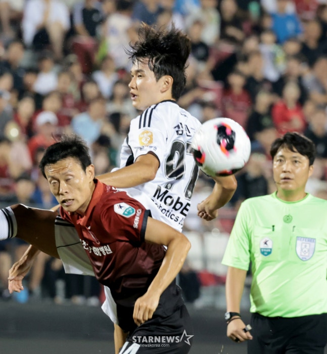 볼 경합을 벌이는 부천FC 김종우(왼쪽)와 전북현대 김예건. /사진=강영조 선임기자.