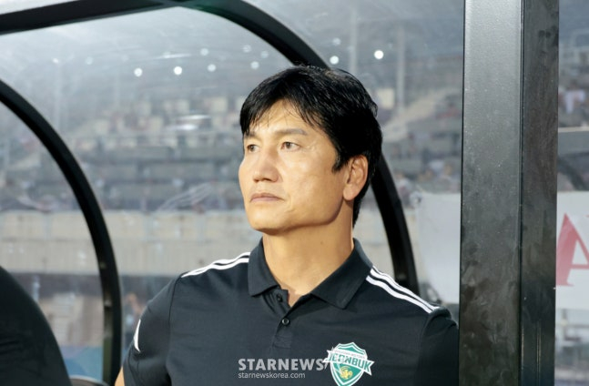 부천FC전에서 경기를 지켜보는 정정용 전북현대 감독. /사진=강영조 선임 기자.