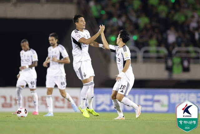 박지수(가운데)의 골로 2-3까지 따라간 전북현대. /사진=한국프로축구연맹 제공