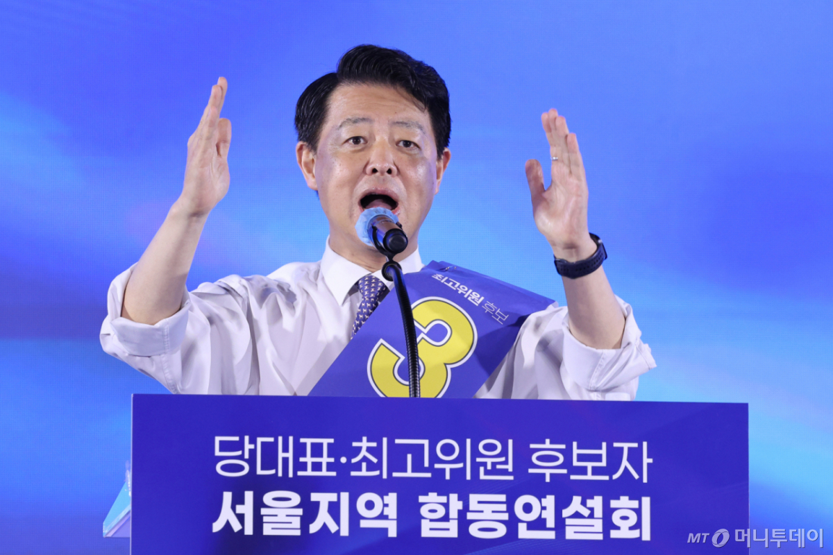  김영호 더불어민주당 최고위원 후보가 16일 경기 고양시 킨텍스에서 열린 더불어민주당 당대표·최고위원 선출을 위한 서울 지역 순회경선 합동연설회에서 정견 발표를 하고 있다. /사진=뉴스1