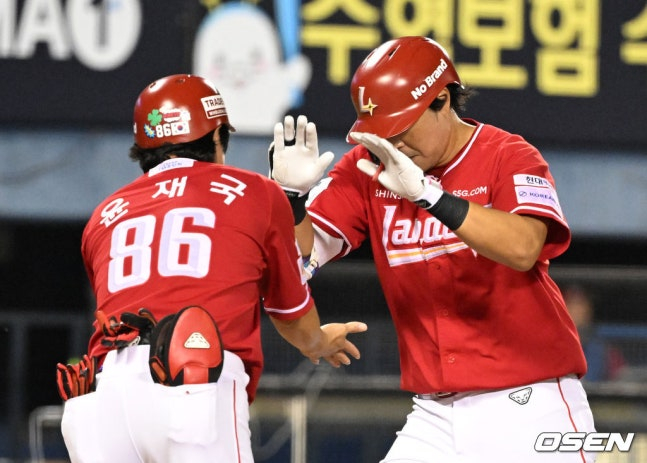 15일 첫 홈런을 친 한유섬(오른쪽).