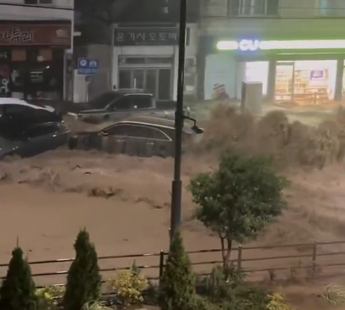 경남 거제에 기록적인 폭우가 쏟아지면서 도로가 거센 흙탕물이 흐르는 강으로 변하고 아파트 계단에서는 폭포처럼 물이 쏟아지는 등 아찔한 상황이 곳곳에서 벌어졌다. /사진=엑스(X·옛 트위터) @kingwest0219