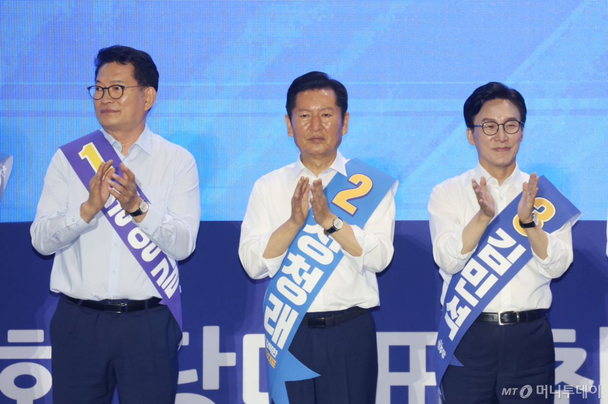 송영길(왼쪽부터), 정청래, 김민석 더불어민주당 당대표 후보가 16일 경기 수원시 장안구 수원종합운동장에서 열린 더불어민주당 당대표·최고위원 선출을 위한 경기 지역 순회경선 합동연설회에서 인사를 하고 있다./사진=뉴스1