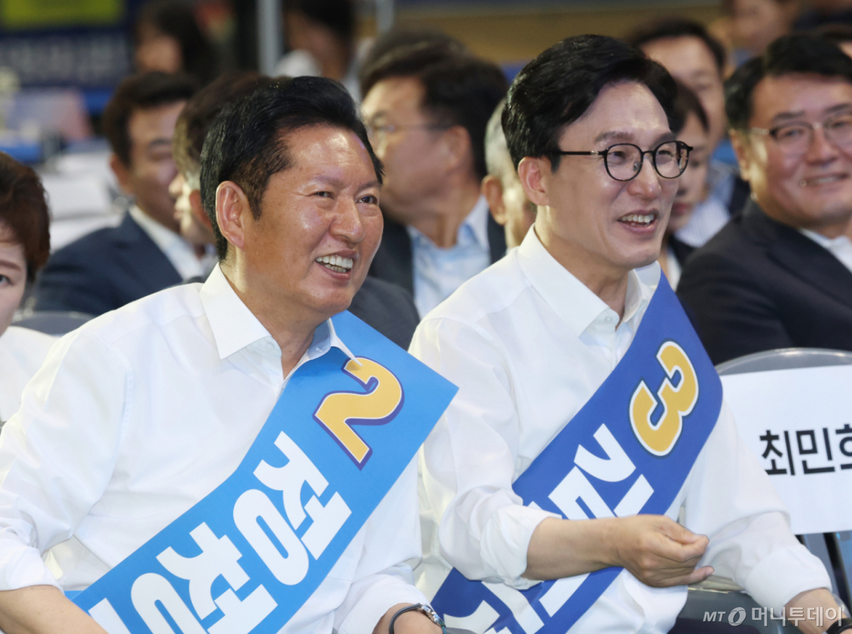 (수원=뉴스1) 김영운 기자 = 정청래(왼쪽), 김민석 더불어민주당 당대표 후보가 16일 경기 수원시 장안구 수원종합운동장에서 열린 더불어민주당 당대표·최고위원 선출을 위한 경기 지역 순회경선 합동연설회에서 이야기를 나누고 있다. 2026.8.16/뉴스1 Copyright © 뉴스1. All rights reserved. 무단 전재 및 재배포, AI학습 이용 금지. /사진=(수원=뉴스1) 김영운 기자