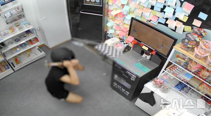 경기 일산서부경찰서는 특수절도와 도로교통법상 무면허운전 혐의로 10대 A군을 붙잡아 조사하고 있다고 17일 밝혔다. A군은 지난달 11일 새벽부터 3일 동안 10여차례에 걸쳐 무인점포 키오스크를 망치로 부수고 현금을 훔친 혐의를 받는다. 사진은 A군이 망치로 키오스크 부수는 범행 현장 모습. /사진=뉴시스(경기북부경찰청 제공)