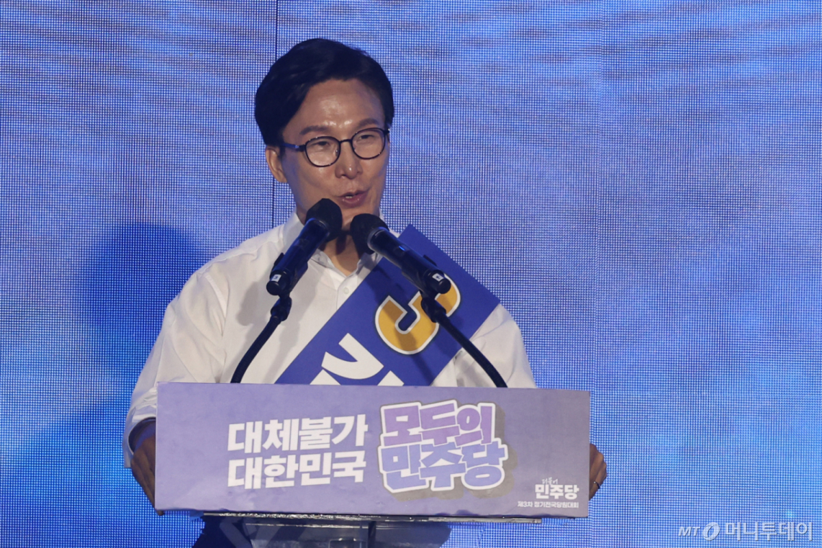 김민석 더불어민주당 당대표 후보가 17일 오후 대전 유성구 DCC대전컨벤션센터에서 열린 '제3차 정기전국당원대회'에서 정견발표를 하고 있다. /사진=뉴스1