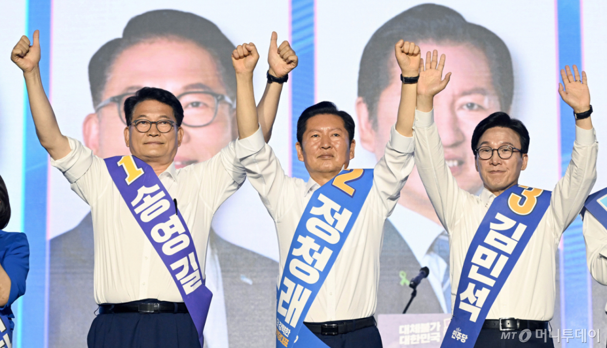 송영길(왼쪽부터), 정청래, 김민석 더불어민주당 당대표 후보가 17일 대전 유성구 대전컨벤션센터 제2전시장에서 열린 더불어민주당 제3차 정기전국당원대회에서 인사를 하고있다./사진=뉴스1