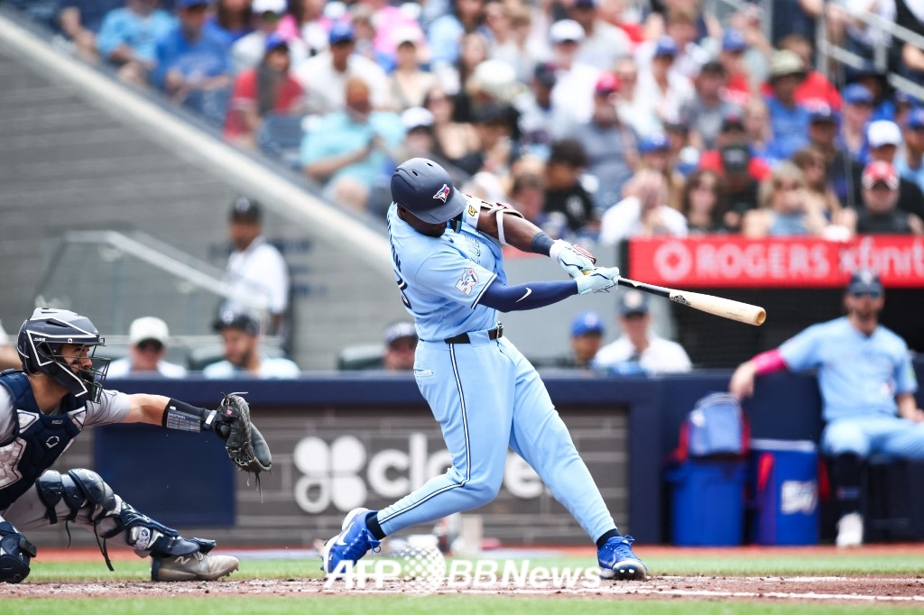 다즈 카메론이 17일(한국 시간) 캐나다 온타리오주 토론토의 로저스 센터에서 펼쳐진 2026 MLB 정규시즌 뉴욕 양키스와 홈 경기에 7번 타자 겸 좌익수로 선발 출장, 5회 적시 2루타를 터트리고 있다. /AFPBBNews=뉴스1