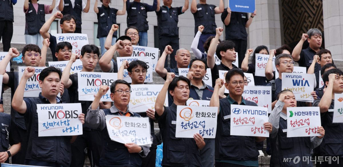 (서울=뉴스1) 박지혜 기자 = 8일 서울 종로구 세종문화회관 계단에서 열린 금속노조 '교섭 불응 원청기업 규탄' 기자회견에서 참석자들이 구호를 외치고 있다. 노란봉투법 시행 4개월이 지나도록 실제 교섭이 시작된 사업장이 단 한 곳도 없자, 금속노조가 오는 15일 예정된 1차 총파업을 앞두고 원청의 교섭 참여를 촉구하며 투쟁 수위를 높였다. 2026.7.8/뉴스1 Copyright © 뉴스1. All rights reserved. 무단 전재 및 재배포, AI학습 이용 금지. /사진=(서울=뉴스1) 박지혜 기자