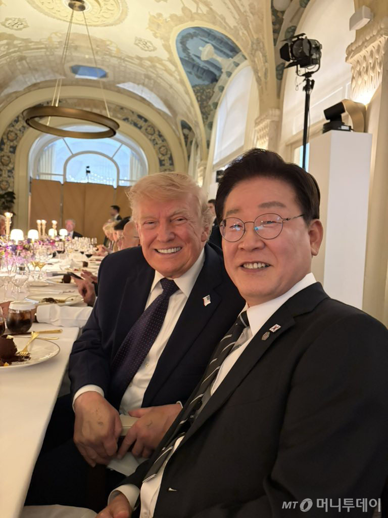 [서울=뉴시스] 이재명 대통령과 도널드 트럼프 미국 대통령이 16일(현지 시간) 프랑스 에비앙에서 열린 G7 정상회의 공식 만찬에서 기념 촬영을 하고 있다. (사진=이재명 대통령 X 캡처) 2026.06.18. photo@newsis.com *재판매 및 DB 금지 /사진=