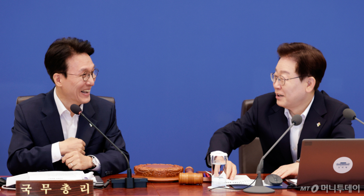 (서울=뉴스1) 이재명 기자 = 이재명 대통령과 김민석 국무총리가 30일 청와대에서 열린 국무회의 겸 비상경제점검회의에서 대화하고 있다. 2026.6.30/뉴스1 Copyright © 뉴스1. All rights reserved. 무단 전재 및 재배포, AI학습 이용 금지. /사진=(서울=뉴스1) 이재명 기자