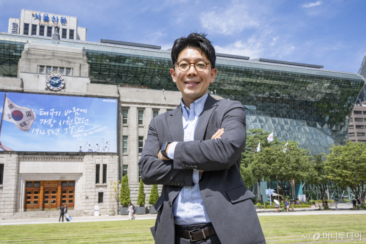 김병민 G3서울기획위원회 공동위원장이 11일 서울 중구 서울광장에서 '동행미디어 시대'와 인터뷰에 앞서 포즈를 취하고 있다. /사진=조현호 기자 /사진=조현호