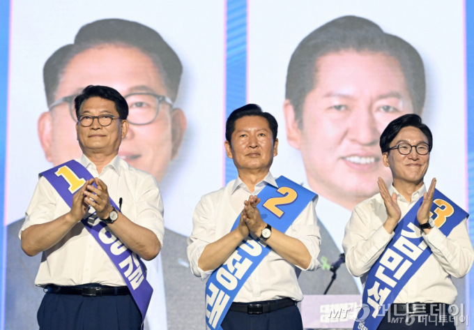 송영길(왼쪽부터), 정청래, 김민석 더불어민주당 당대표 후보가 17일 대전 유성구 대전컨벤션센터 제2전시장에서 열린 더불어민주당 제3차 정기전국당원대회에서 인사를 하고있다./사진=뉴시스