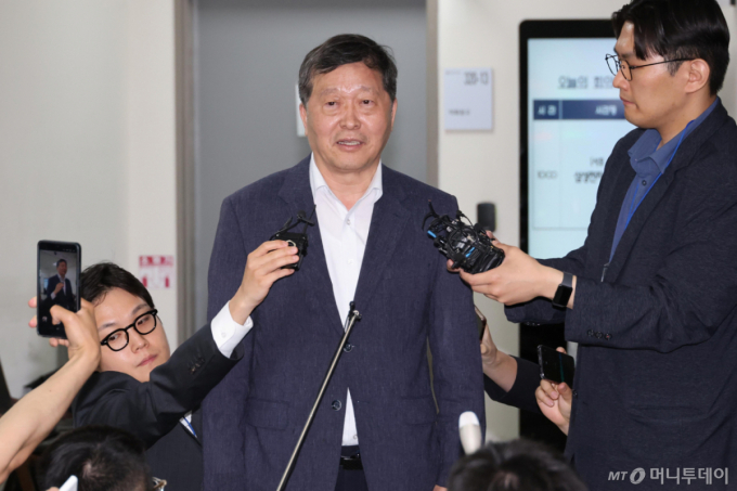 박수근 중앙노동위원장이 지난 5월20일 정부세종청사 중앙노동위원회에서 열린 삼성전자 노사 2차 사후조정 3일차 회의를 마치고 취재진과 질의응답을 하고 있다. /사진=뉴시스