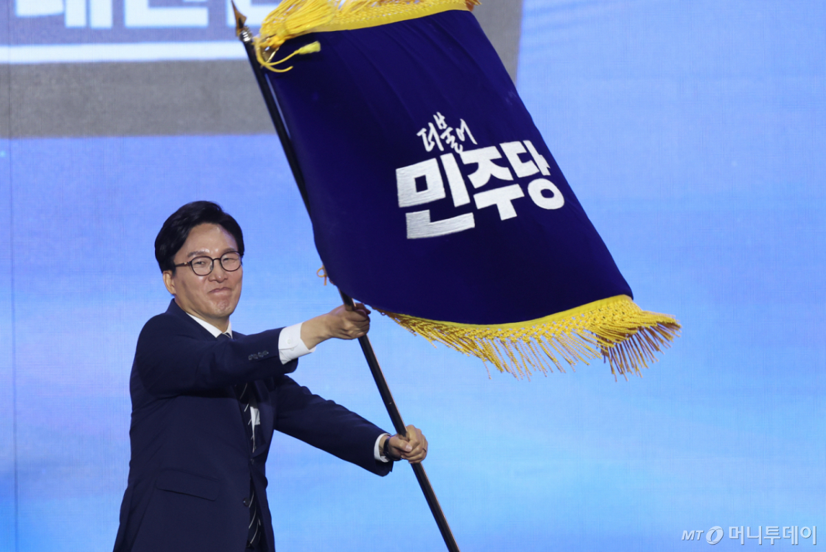 김민석 신임 더불어민주당 대표가 17일 오후 대전 유성구 DCC대전컨벤션센터에서 열린 '더불어민주당 제3차 정기전국당원대회'에서 당기를 흔들고 있다. /사진=뉴스1