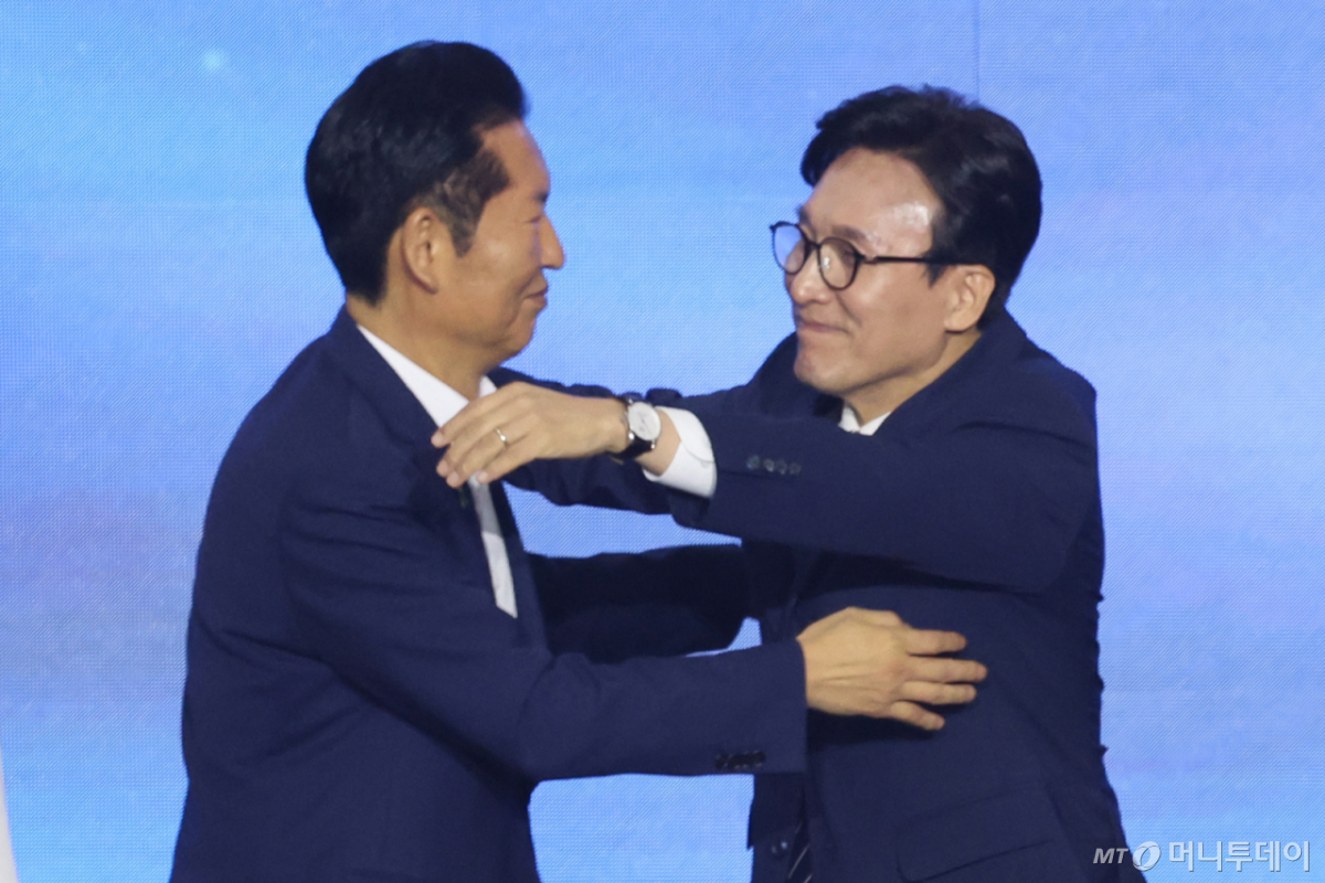 김민석 신임 더불어민주당 대표가 17일 오후 대전 유성구 DCC대전컨벤션센터에서 열린 '더불어민주당 제3차 정기전국당원대회'에서 정청래 후보와 포옹을 하고 있다./사진=뉴스1
