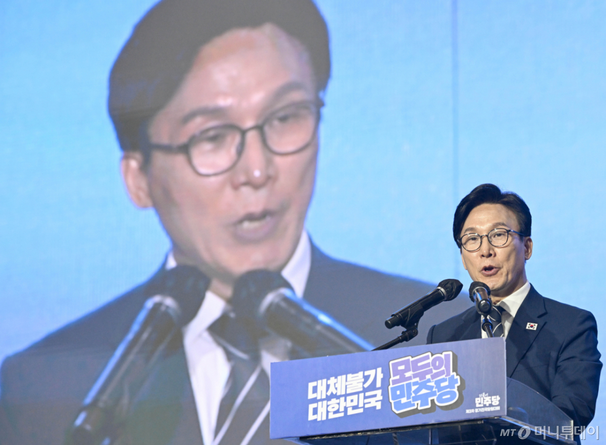 (대전=뉴스1) 황기선 기자 = 김민석 더불어민주당 신임 당대표가 17일 대전 컨벤션센터에서 열린 제3회 더불어민주당 정기 전국당원대회에서 당 대표로 선출된 뒤 수락연설을 하고 있다. (공동취재) 2026.8.17/뉴스1 Copyright © 뉴스1. All rights reserved. 무단 전재 및 재배포, AI학습 이용 금지. /사진=(대전=뉴스1) 황기선 기자
