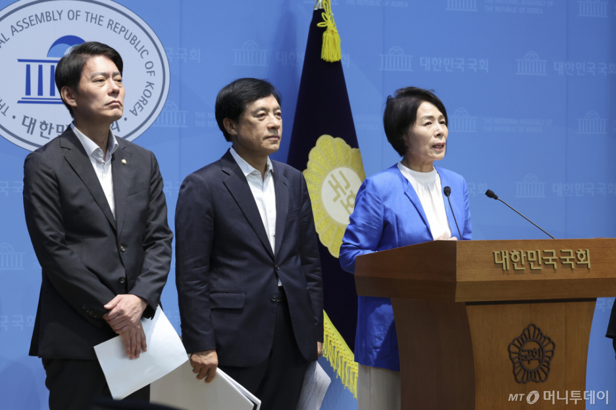 더불어민주당 최고위원에 출마한 최민희(오른쪽부터), 이성윤, 한민수 의원이 13일 오전 서울 여의도 국회에서 긴급 기자회견을 하고 있다. /사진=뉴시스