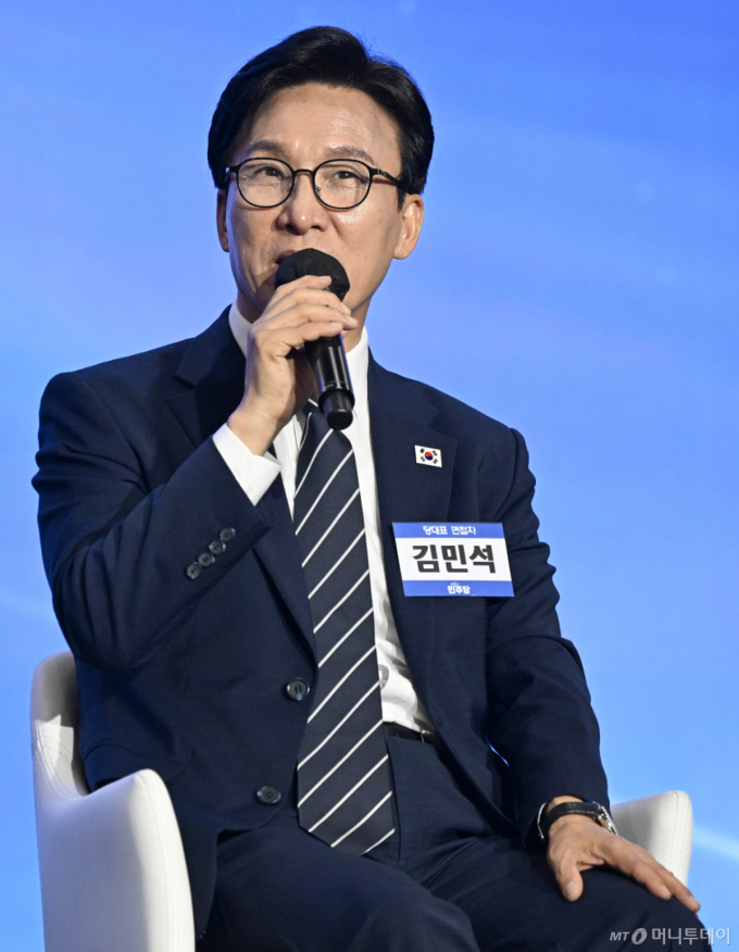 김민석 더불어민주당 당대표 후보가 17일 대전 유성구 대전컨벤션센터 제2전시장에서 열린 제3차 정기전국당원대회에서 2030청년 토크 콘서트를 하고 있다. (공동취재)