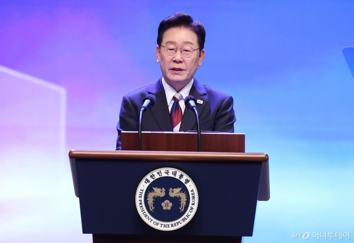 이재명 대통령이 15일 서울 종로구 세종문화회관에서 열린 제81주년 광복절 경축식에서 경축사를 하고 있다./사진=청와대통신사진기자단, 뉴시스
