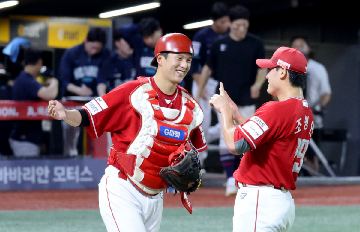 SSG 랜더스 조형우(왼쪽)가 7월 24일 NC 다이노스전에서 조병현과 승리를 합작한 뒤 미소를 짓고 있다. /사진=강영조 선임기자