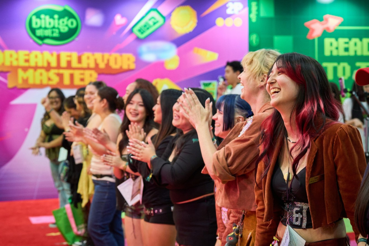'KCON LA 2026'에 마련된 비비고 부스에서 관람객들이 즐거워하며 모션 챌린지에 참여하고 있다./사진제공=CJ제일제당