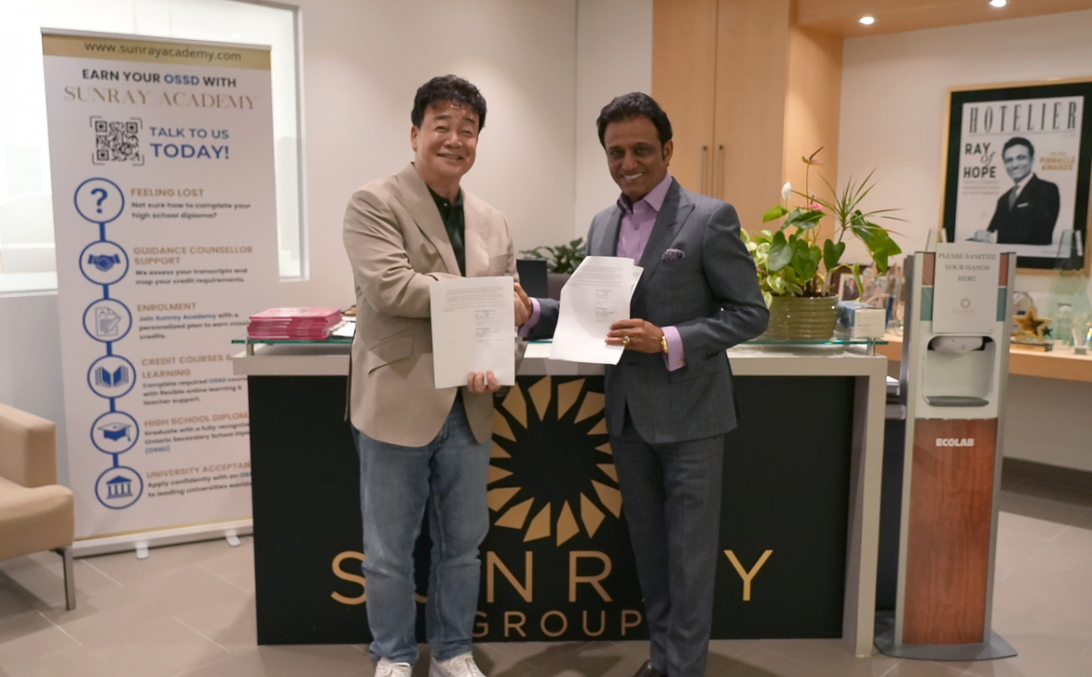더본코리아 백종원 대표(좌)와 썬레이그룹 라탄 '레이' 굽타(Rattan 'Ray' Gupta) CEO(우)가 외식사업 협력을 위한 업무협약(MOU)을 체결하는 모습. /사진제공=더본코리아
