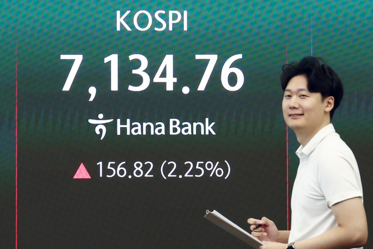 코스피가 7100선을 회복하며 상승 출발한 18일 오전 서울 중구 하나은행 딜링룸 전광판에 코스피 지수가 나오고 있다./사진=뉴스1