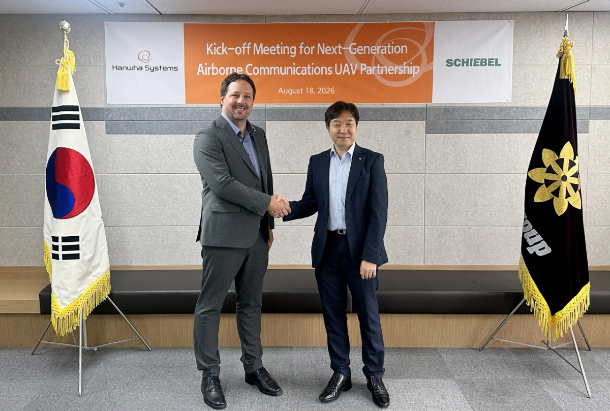 장보섭(오른쪽부터) 한화시스템 C5ISR사업센터장과 마이클 쉴러 쉬벨 함탑재서북도서 사업총괄 PM 겸 쉬벨 코리아 지사장이 18일 차세대 공중 통신용 무인항공기 협업 관련 킥오프 미팅을 진행한 후 기념사진을 찍고 있다./사진=한화시스템