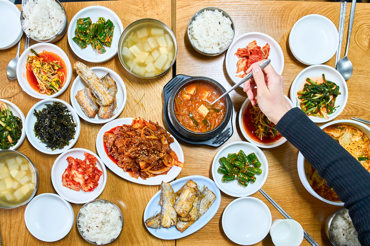 밥그릇이나 국그릇을 손에 들지 않고 식탁에 내려놓은 채 먹는 한국의 식사 문화가 해외에서 관심을 끌고 있다. 숟가락과 젓가락을 함께 사용하는 한국 특유의 식문화와 금속 식기의 발달 등이 이런 차이를 만들어냈다는 분석이다. 기사 이해를 돕기 위한 자료사진./사진=게티이미지뱅크.