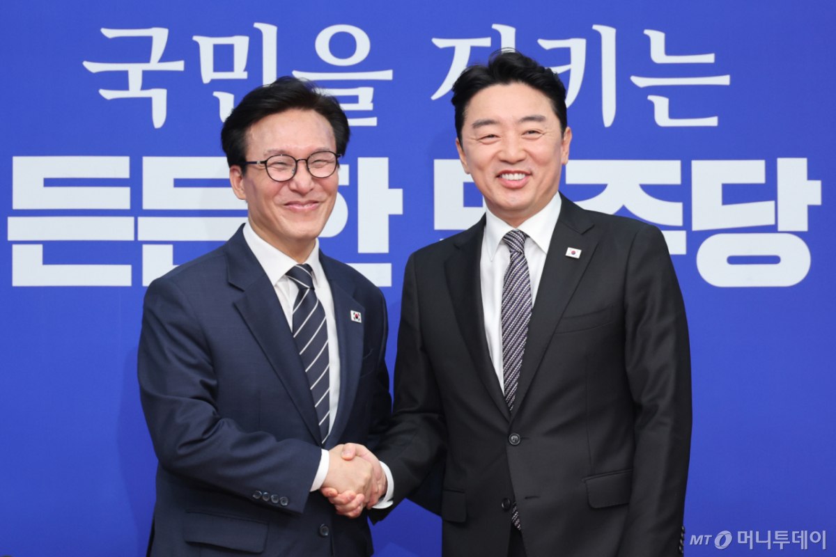 (서울=뉴스1) 신웅수 기자 = 김민석 더불어민주당 대표가 18일 서울 여의도 국회를 찾은 강훈식 대통령 비서실장을 접견하며 악수하고 있다. 2026.8.18/뉴스1 Copyright © 뉴스1. All rights reserved. 무단 전재 및 재배포, AI학습 이용 금지. /사진=(서울=뉴스1) 신웅수 기자